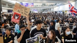 Người biểu tình Hong Kong tại sân bay quốc tế Hong Kong ngày 9/8/19. 