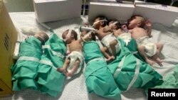 Trẻ sơ sinh bị đưa ra khỏi lồng ấp ở bệnh viện Al Shifa ở Gaza sau khi mất điện.
