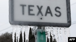Một cơn bão mùa đông quét qua Texas làm gián đoạn những dịch vụ thiết yếu khiến người dân lâm vào cảnh mất điện và thiếu nước.